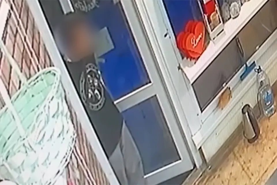 молодой человек открыл дверь в магазин