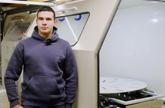 молодой предприниматель возле установки