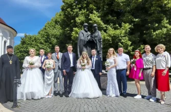 молодожены у памятника