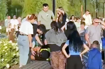 люди рядом с пострадавшими на набережной