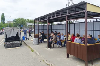 дачники на остановке Улица Мичурина