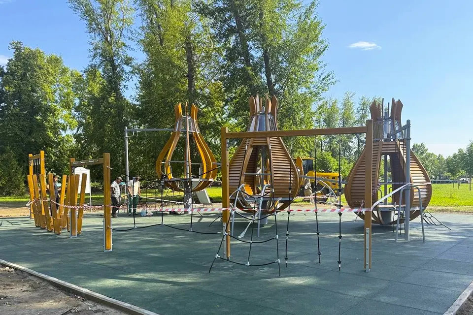 детский игровой комплекс в парке Центрального района