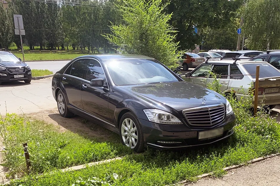 автомобиль стоит на газоне
