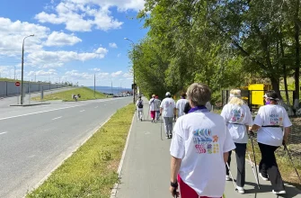 горожане занимаются скандинавской ходьбой