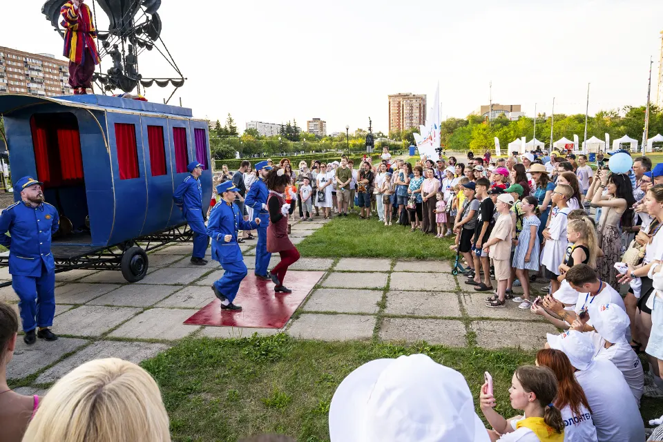 выступление артистов уличного театра 