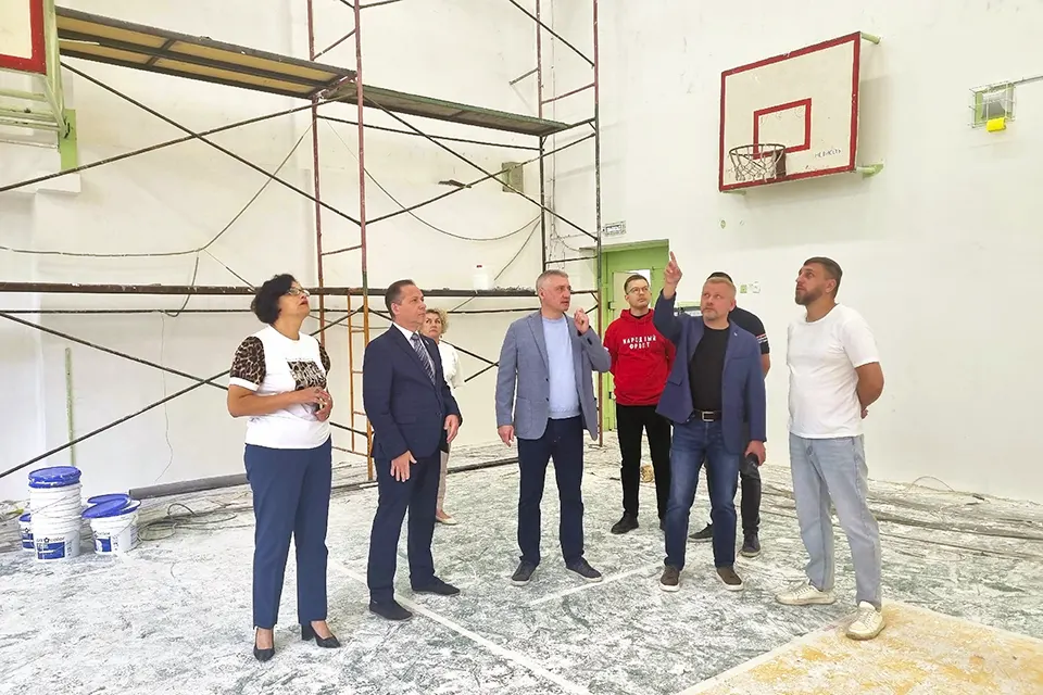 комиссия проверяет ремонт в школе