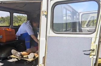 врач скорой помощи оказывает первую помощь пострадавшей