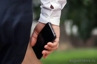 парень держит телефон в руке