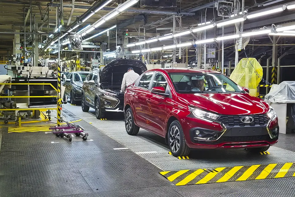 сборка LADA Iskra на ковейере