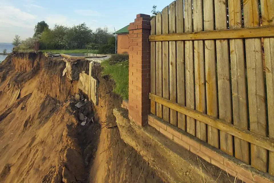 берег размыв куйбышевское водохранилище дом дача снт берег2 луначарский забор размыт берег в СНТ Берег-2