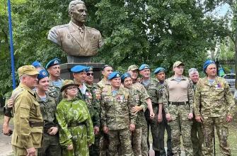 десантиники у памятника Маргелову