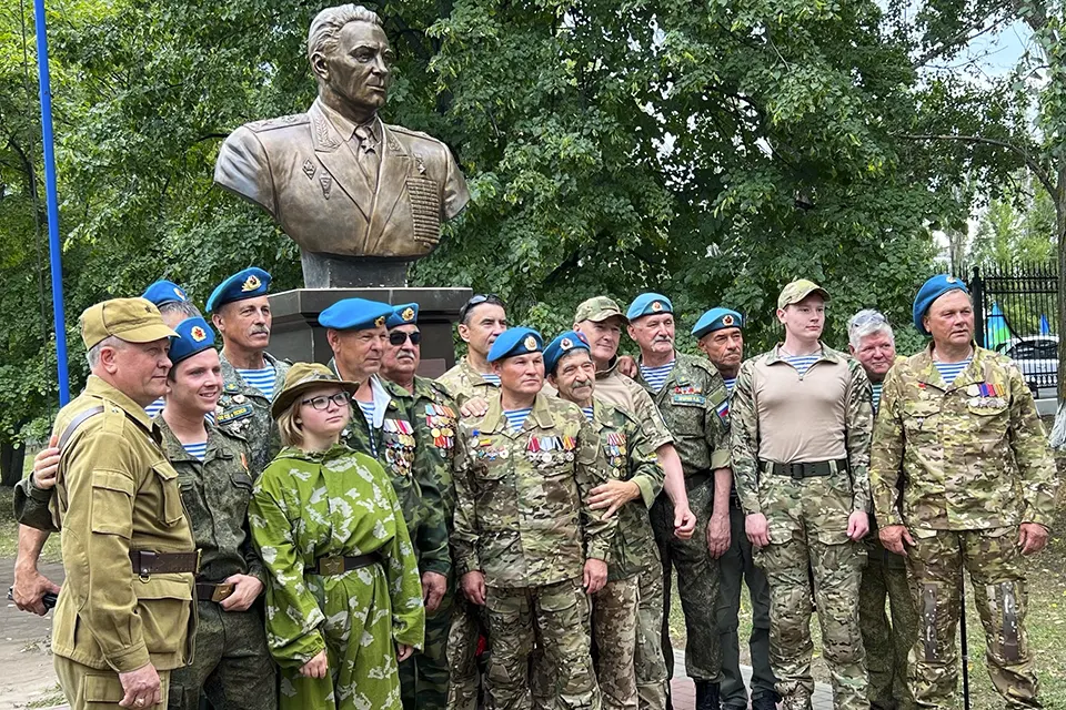 десантиники у памятника Маргелову