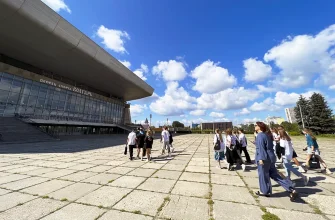 школьники у Дворца спорта Волгарь