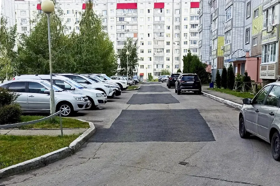 карточный ремонт во дворе дома
