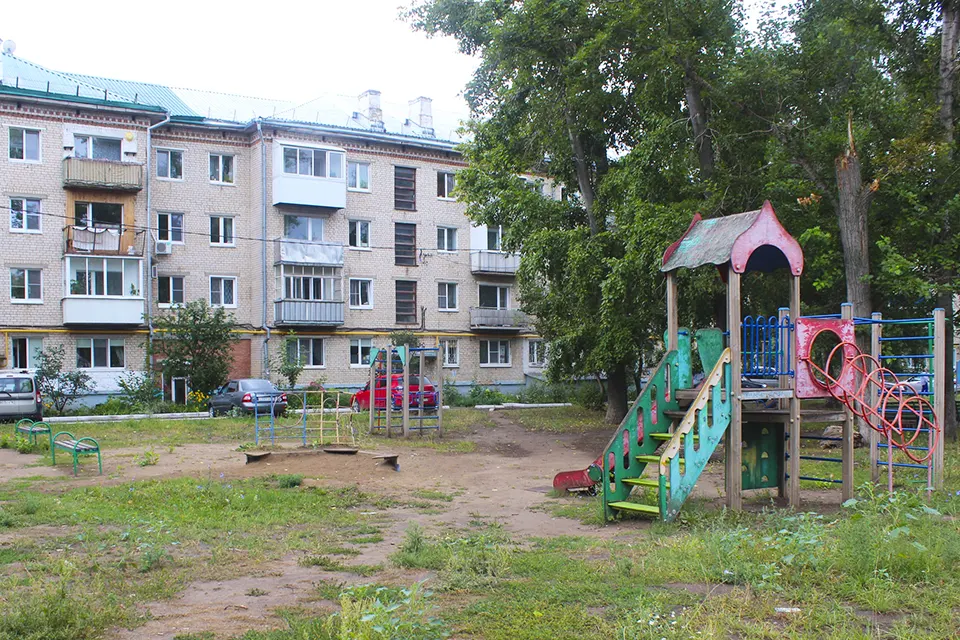 детская площадка во дворе