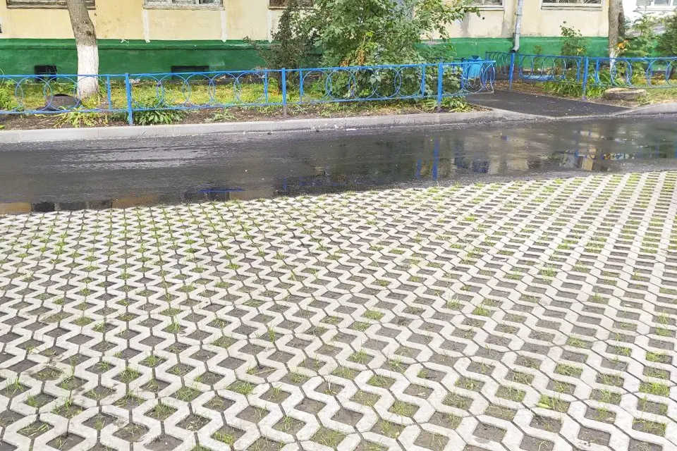 двор экопарковка ленина 48 50 54 дорога экопарковка во дворе на улице Ленина