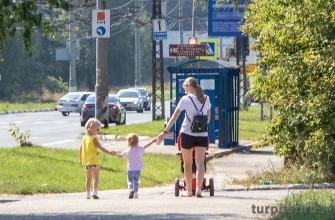 девушка гуляет с детьми в Тольятти