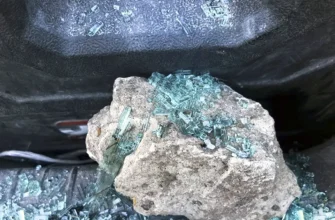 камень в машине