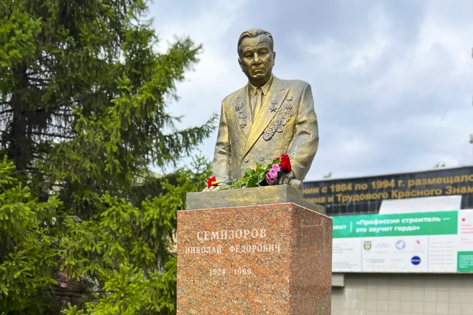памятник Николаю Семизорову