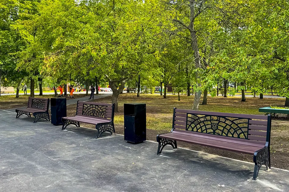новые скамейки в парке Победы
