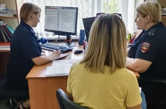 женщина в отделении полиции