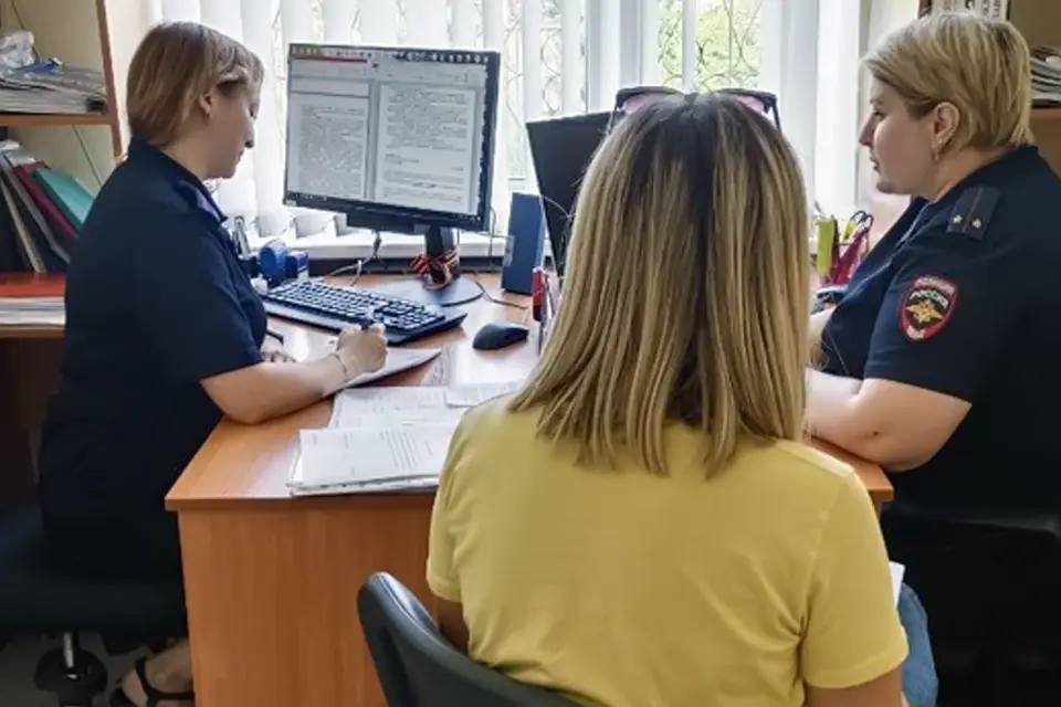 женщина в отделении полиции