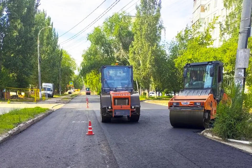 укладка асфальта на дороге