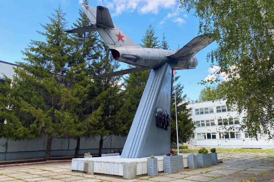 памятник на территории школы №1