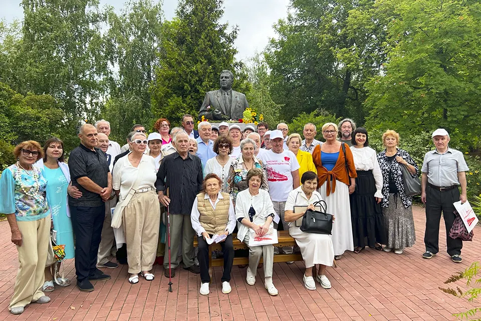 ветераны-строители у памятника Ивану Комзину