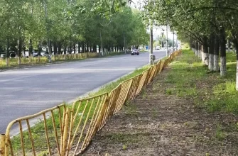 желтые старые ограждения