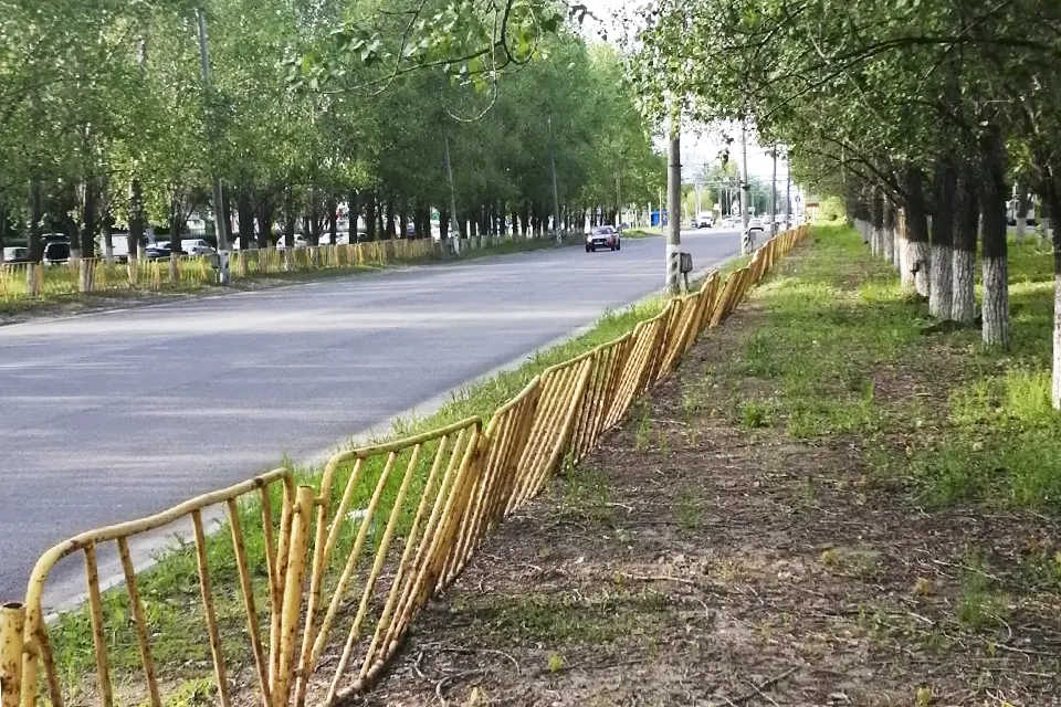 желтые старые ограждения