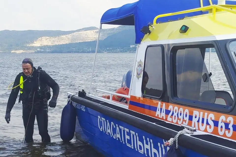 водолаз возле катера