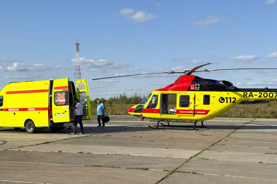 скорая помощь и вертолет санавиации