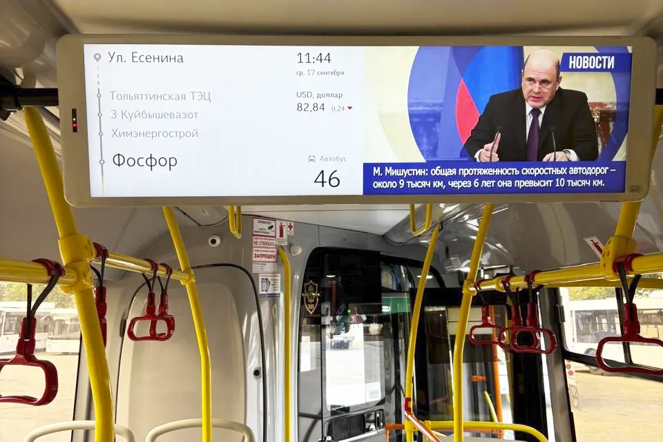 информация на экране в автобусе