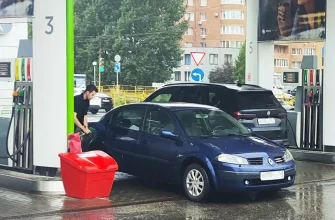 машины на автозаправке