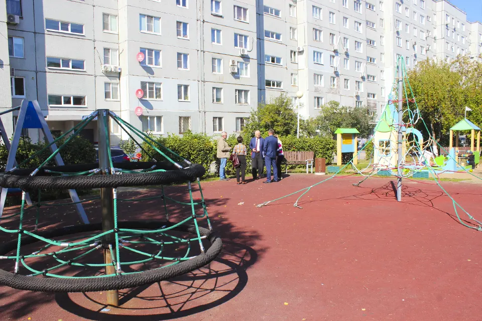 детская площадка на улице 70 лет Октября 48