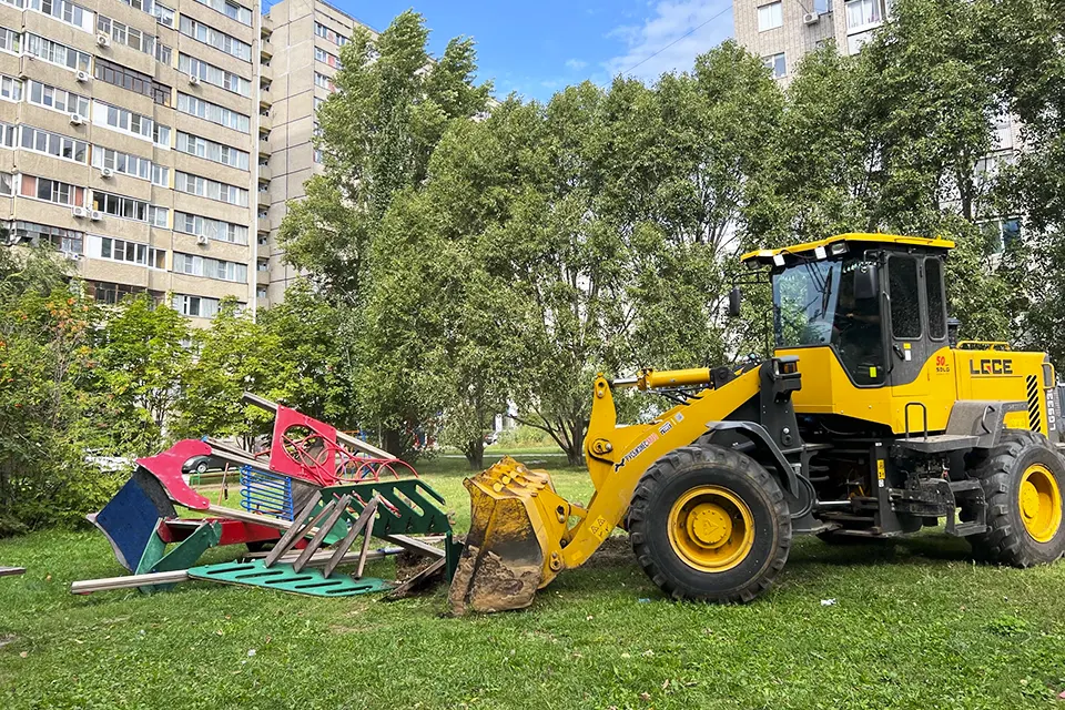 демонтаж старой детской площадки