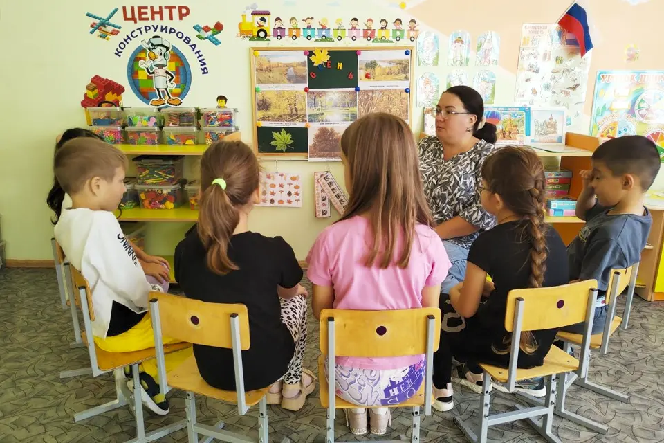 воспитатель с детьми в детском саду