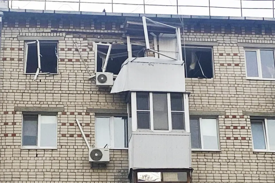 выбитые окна в доме