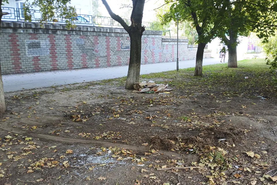во дворе убрали брошенную машину