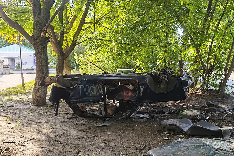 брошенная машина во дворе