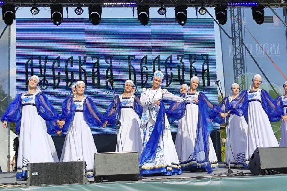 выступление народного коллектива на фестивале