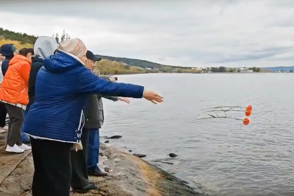 спуск цветов на воду