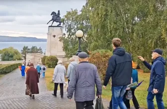 жители города у памятника Татищеву