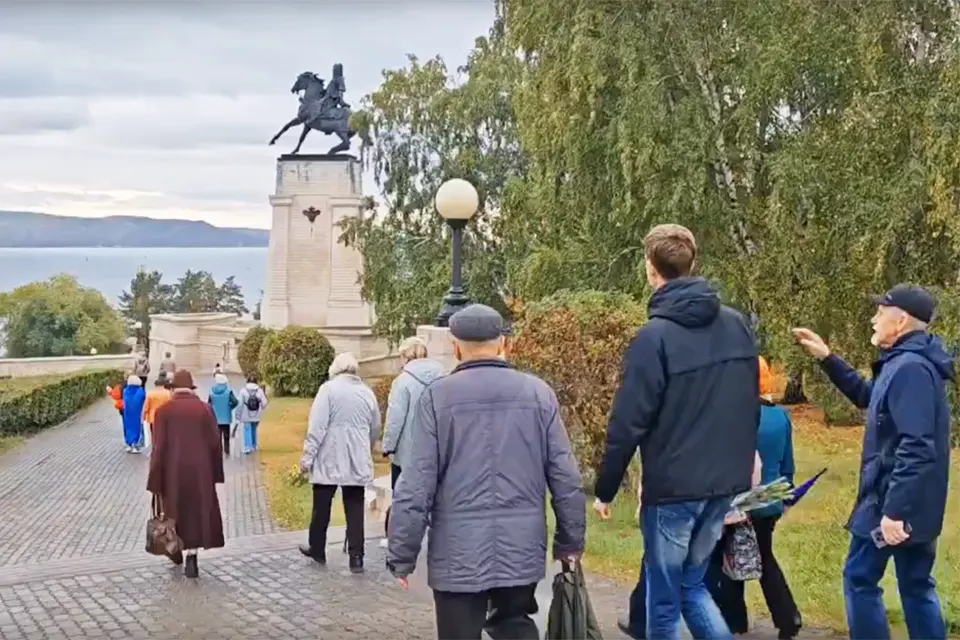 жители города у памятника Татищеву