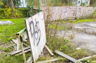 сломано ограждение хоккейного корта