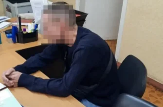 мужчину допрашивают в полиции