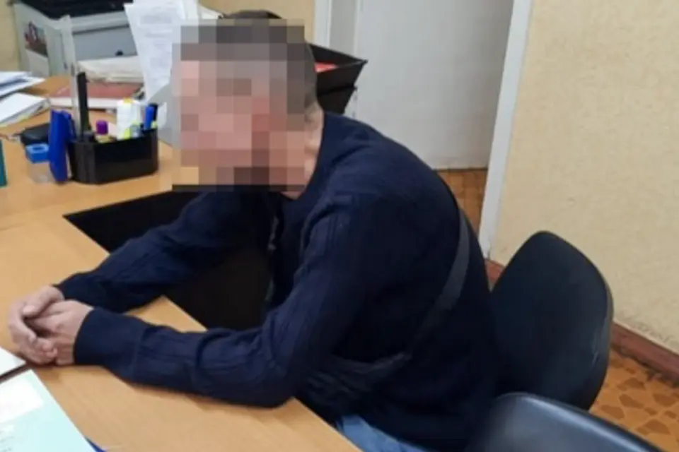 мужчину допрашивают в полиции