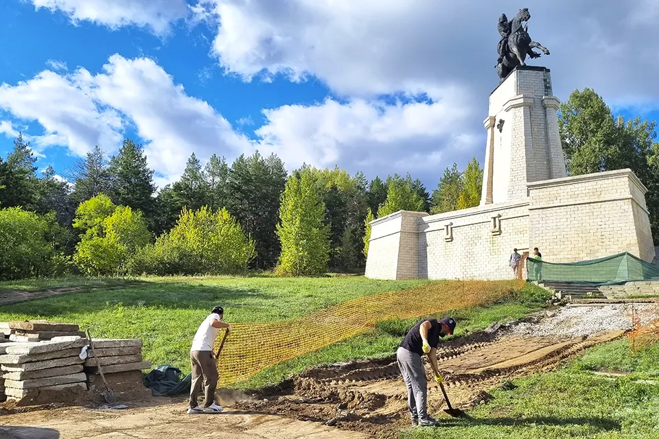 ремонт памятника Татищеву