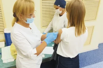 медработник делает прививку девушке